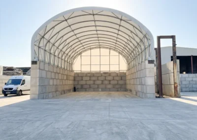 Clear span steel frame combined with block-mounted sides maximises usable space and storage capacity.